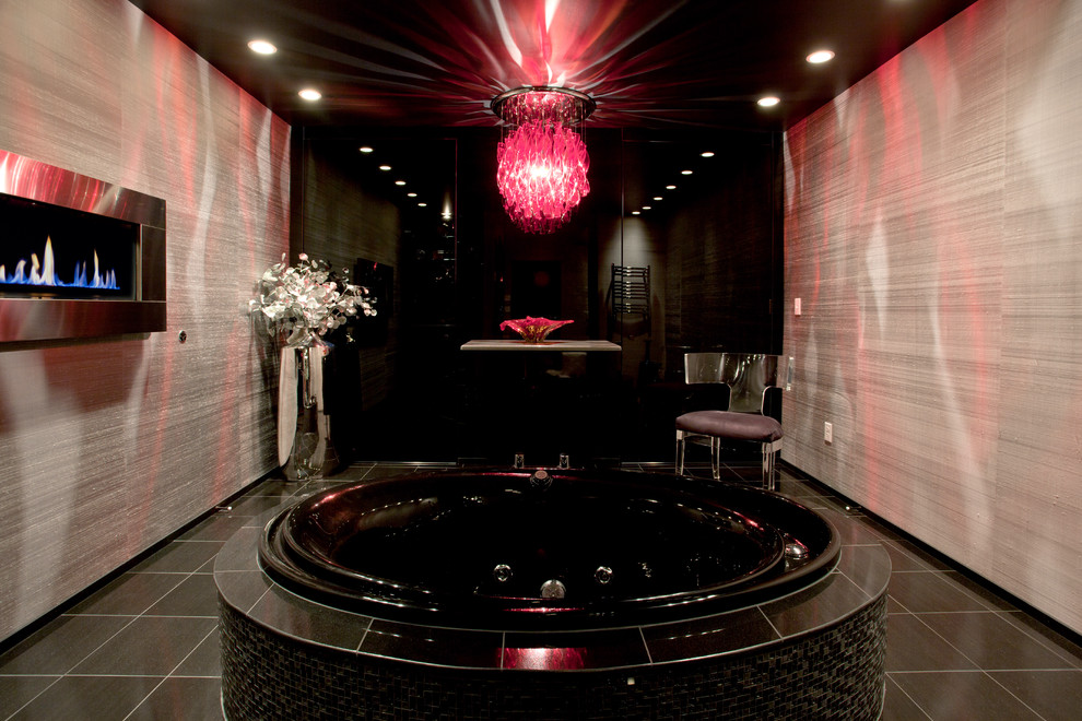 Стильный дизайн: ванная комната в современном стиле с настольной раковиной, накладной ванной и серой плиткой - последний тренд