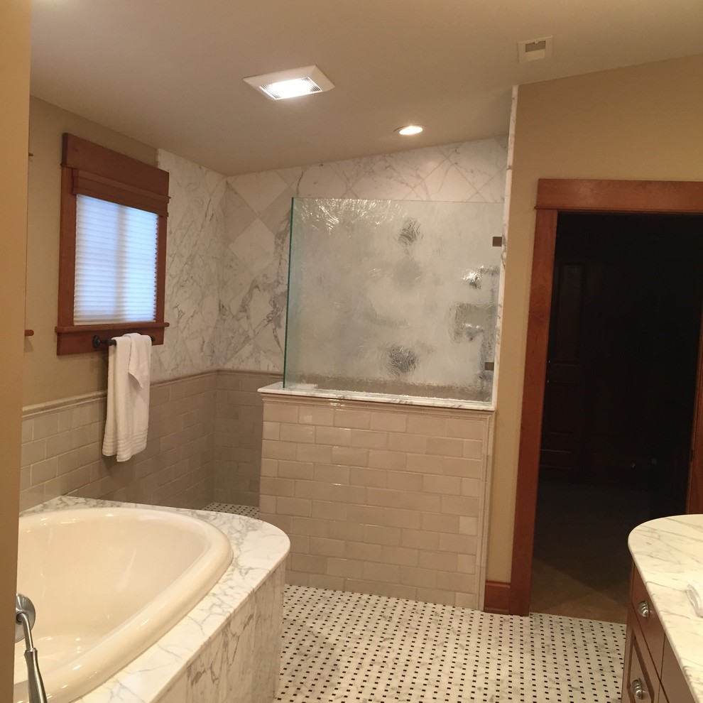 Exemple d'une grande salle de bain principale chic en bois brun avec un placard avec porte à panneau surélevé, une baignoire posée, une douche ouverte, des dalles de pierre, un mur marron, un sol en marbre, un lavabo posé et un plan de toilette en marbre.