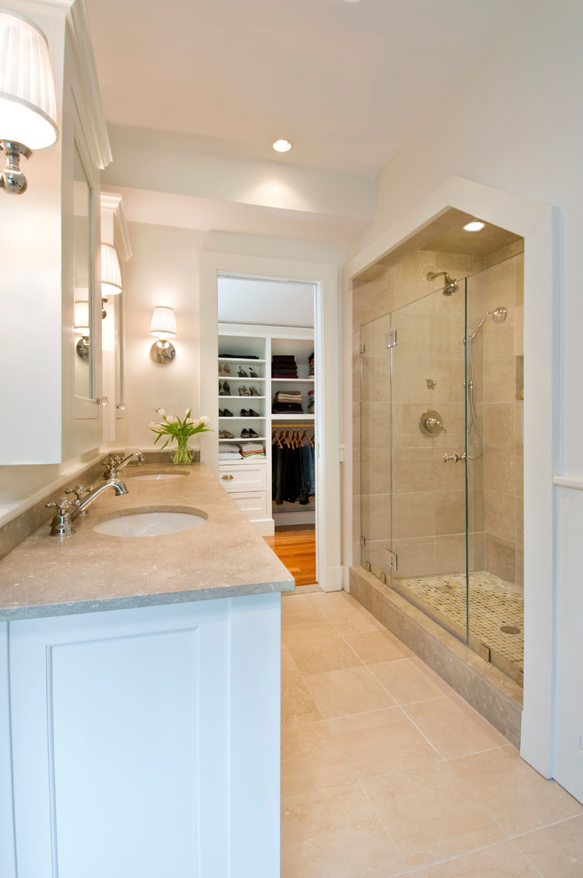 Modelo de cuarto de baño tradicional con ducha empotrada, puertas de armario blancas, baldosas y/o azulejos beige y lavabo bajoencimera