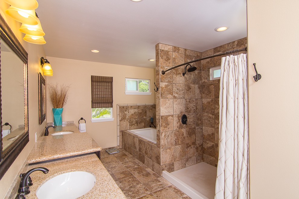 Idéer för ett stort exotiskt brun en-suite badrum, med ett platsbyggt badkar, en dusch i en alkov, brun kakel, porslinskakel, beige väggar, klinkergolv i porslin, ett undermonterad handfat, bänkskiva i kvarts, brunt golv och dusch med duschdraperi