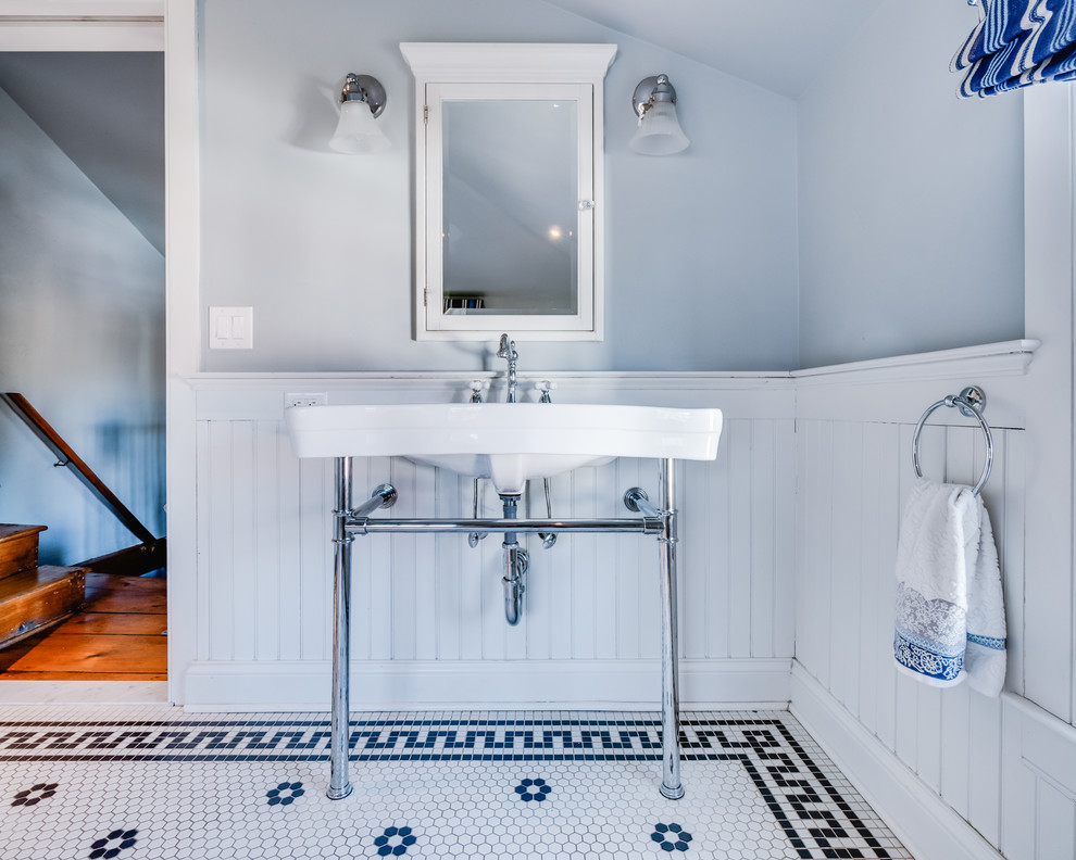 Idéer för ett mellanstort klassiskt en-suite badrum, med luckor med upphöjd panel, ett badkar med tassar, en hörndusch, en toalettstol med separat cisternkåpa, vit kakel, keramikplattor, beige väggar, cementgolv, ett integrerad handfat, vitt golv, dusch med gångjärnsdörr och vita skåp