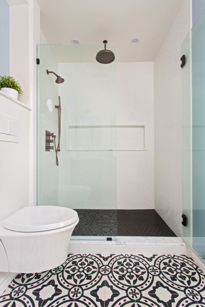 Bild på ett mellanstort minimalistiskt badrum med dusch, med svarta skåp, en dusch i en alkov, en vägghängd toalettstol, vit kakel, porslinskakel, grå väggar, cementgolv, ett undermonterad handfat, marmorbänkskiva, svart golv och dusch med gångjärnsdörr