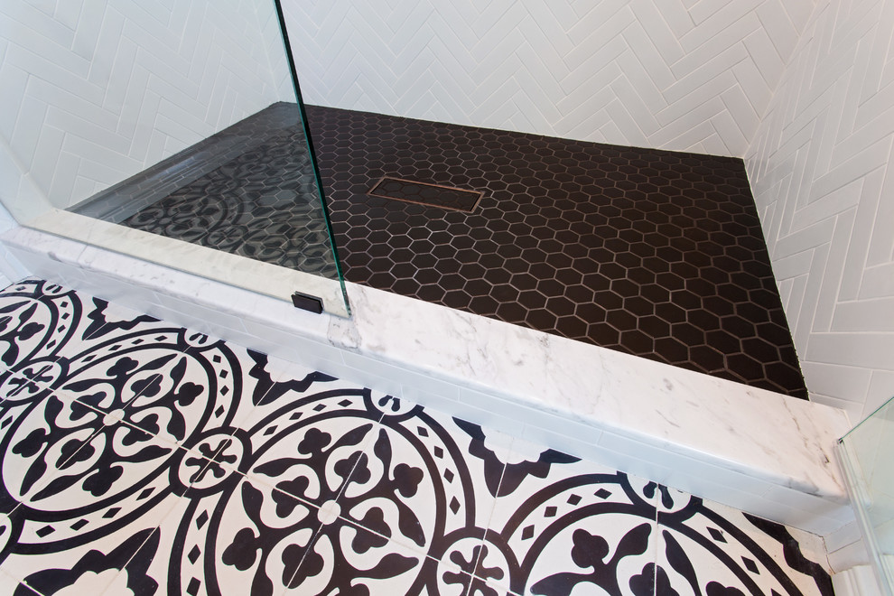 Idéer för mellanstora skandinaviska badrum med dusch, med möbel-liknande, svarta skåp, en dusch i en alkov, en vägghängd toalettstol, vit kakel, porslinskakel, grå väggar, cementgolv, ett undermonterad handfat, marmorbänkskiva, svart golv och dusch med gångjärnsdörr