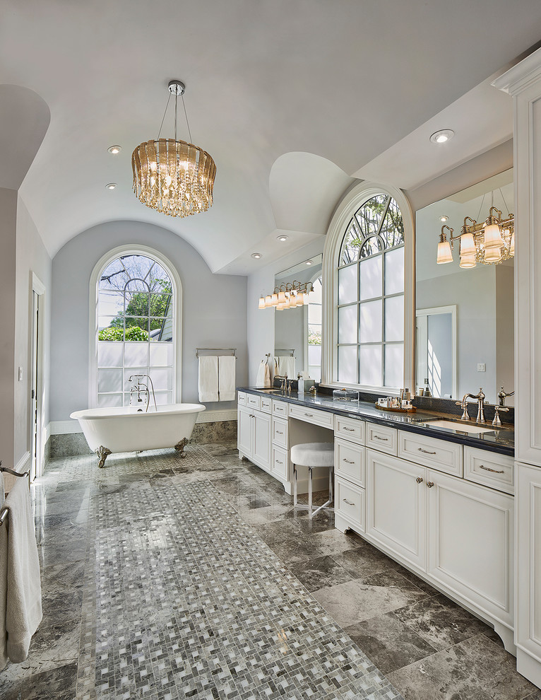 Стильный дизайн: большая главная ванная комната в стиле неоклассика (современная классика) с фасадами с утопленной филенкой, белыми фасадами, ванной на ножках, серыми стенами, врезной раковиной, разноцветным полом, полом из мозаичной плитки, мраморной столешницей и зеркалом с подсветкой - последний тренд