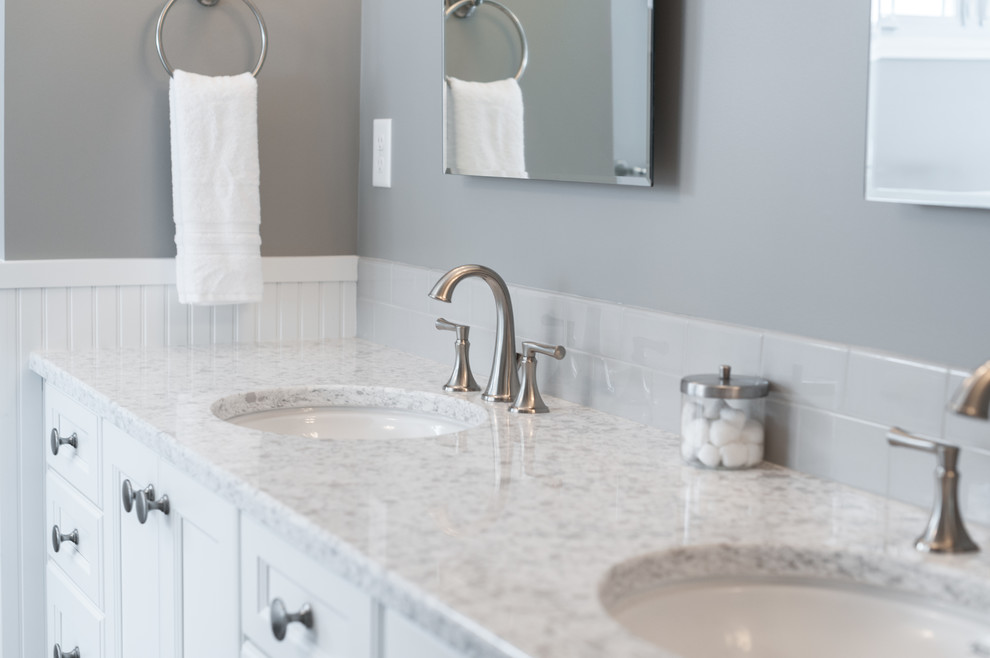Großes Klassisches Badezimmer En Suite mit weißen Schränken, Löwenfuß-Badewanne, grauer Wandfarbe und Porzellan-Bodenfliesen in Detroit