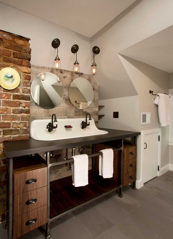 Exemple d'une grande salle de bain principale industrielle en bois foncé avec une grande vasque, un placard sans porte, un plan de toilette en quartz modifié, un carrelage gris, des carreaux de porcelaine, un sol en carrelage de porcelaine et un mur gris.