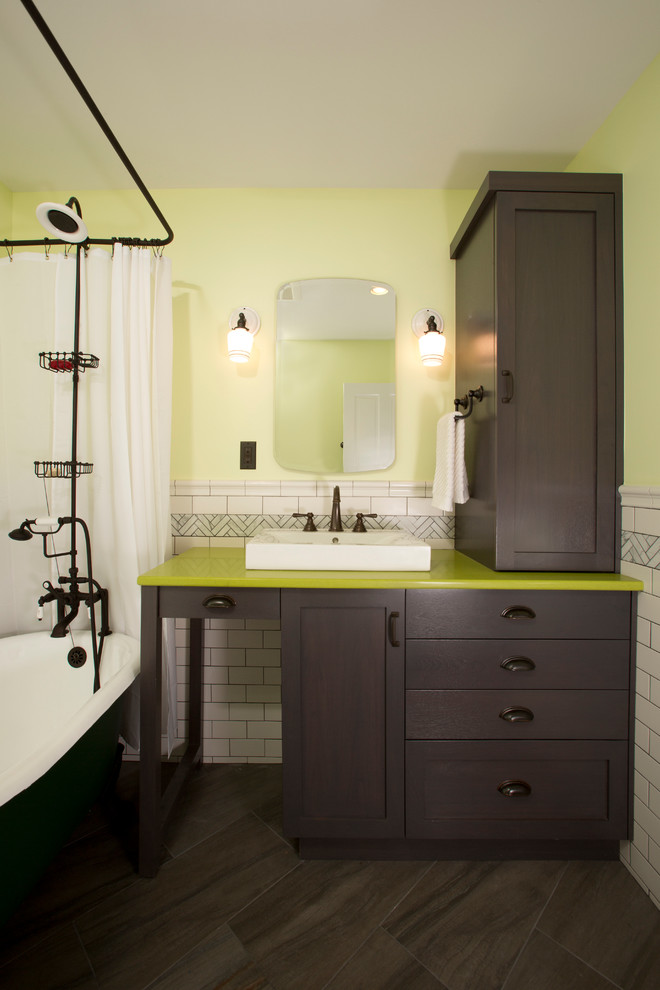 Пример оригинального дизайна: маленькая ванная комната в стиле фьюжн с настольной раковиной, фасадами в стиле шейкер, темными деревянными фасадами, столешницей из искусственного кварца, ванной на ножках, раздельным унитазом, белой плиткой, керамогранитной плиткой, желтыми стенами, полом из керамогранита и зеленой столешницей для на участке и в саду