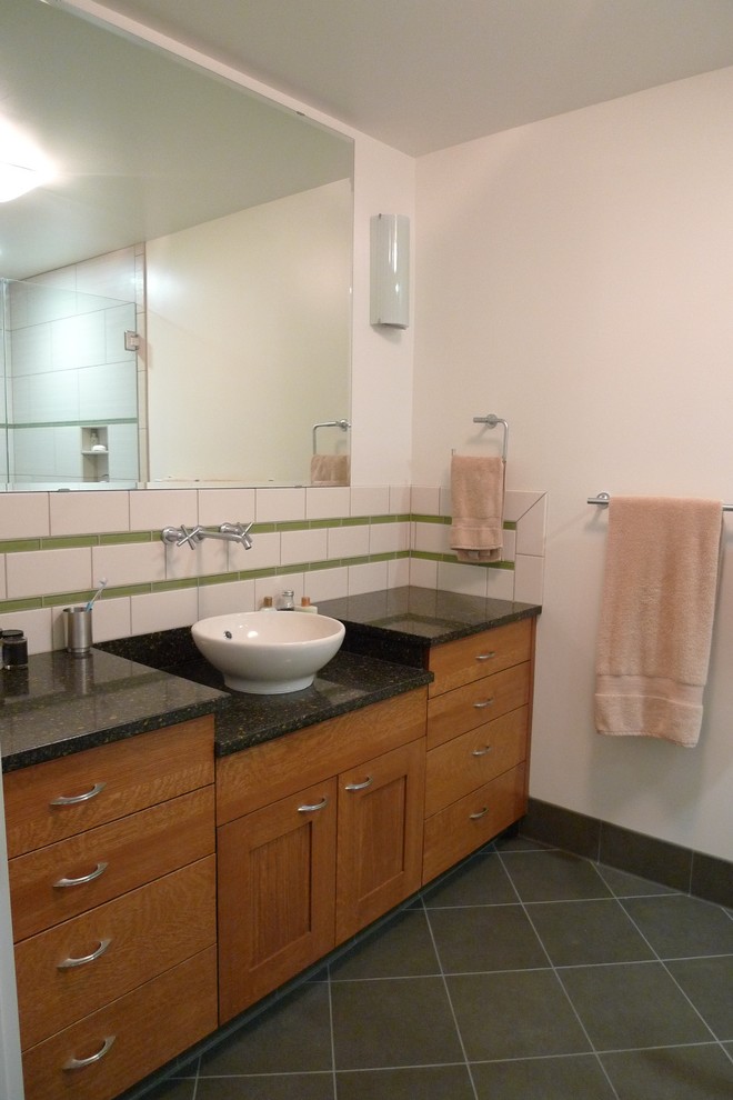 Foto di una stanza da bagno design con lavabo a bacinella