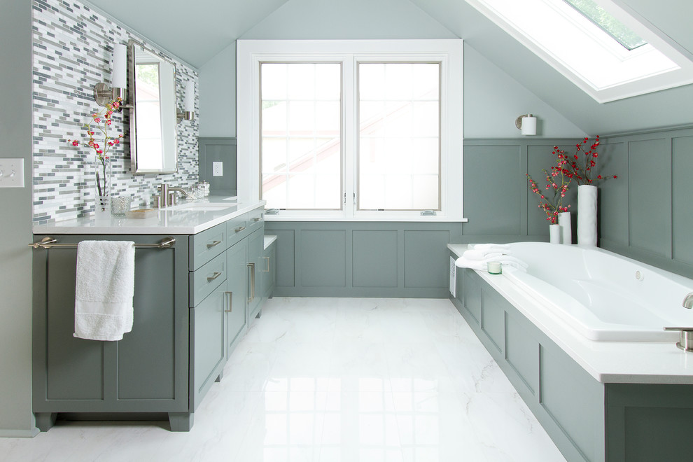 Пример оригинального дизайна: ванная комната в стиле неоклассика (современная классика) с врезной раковиной, плоскими фасадами, столешницей из искусственного кварца, накладной ванной, душем в нише и раздельным унитазом