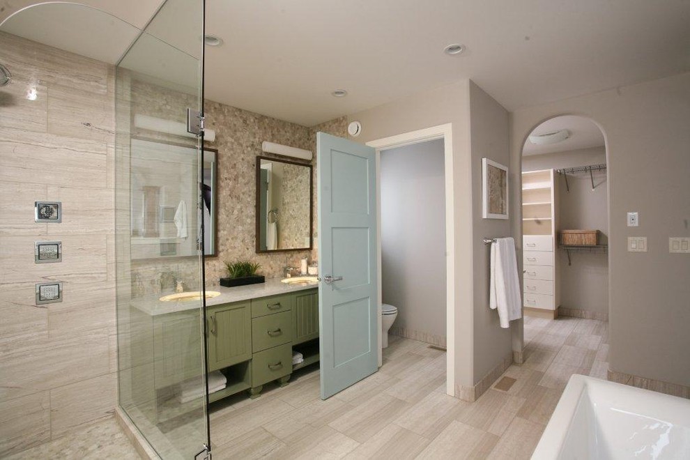 Diseño de cuarto de baño actual con lavabo bajoencimera, armarios con paneles empotrados, puertas de armario verdes, ducha esquinera y baldosas y/o azulejos beige