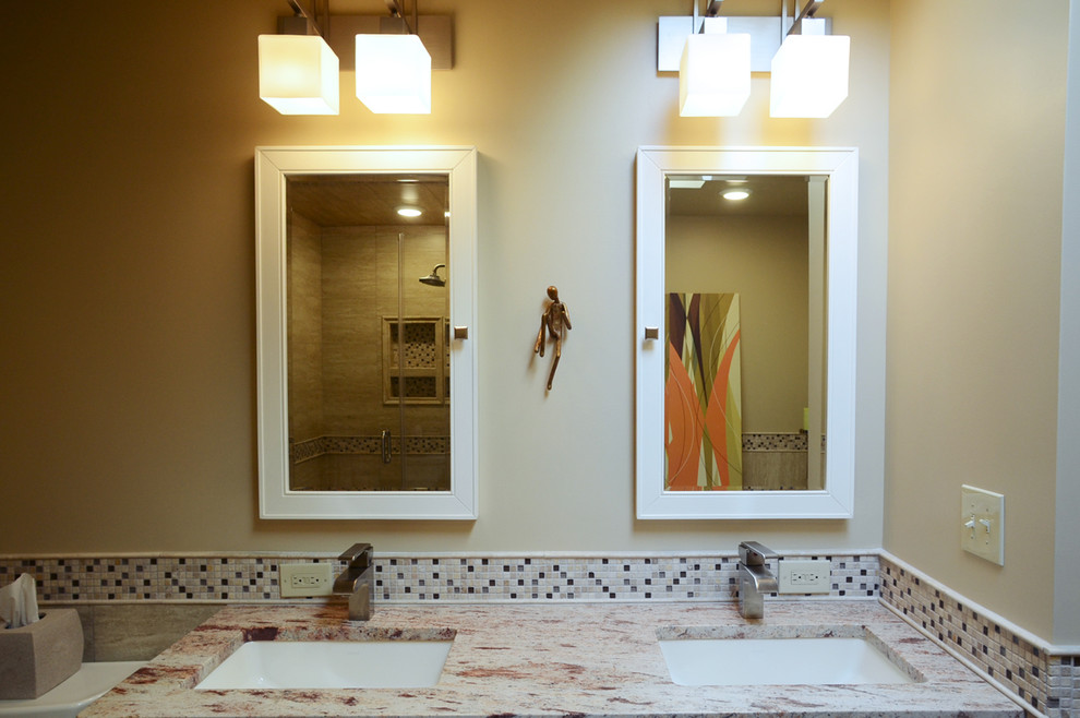 Immagine di una grande stanza da bagno padronale classica con ante in stile shaker, ante bianche, doccia alcova, WC a due pezzi, piastrelle beige, lastra di vetro, pareti beige, pavimento in gres porcellanato, lavabo sottopiano e top in granito