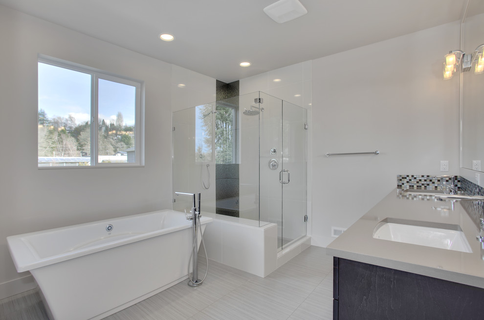 Exempel på ett modernt en-suite badrum, med ett undermonterad handfat, släta luckor, skåp i mörkt trä, bänkskiva i kvarts, ett fristående badkar, en dubbeldusch, en toalettstol med separat cisternkåpa, flerfärgad kakel, glaskakel, vita väggar och klinkergolv i porslin