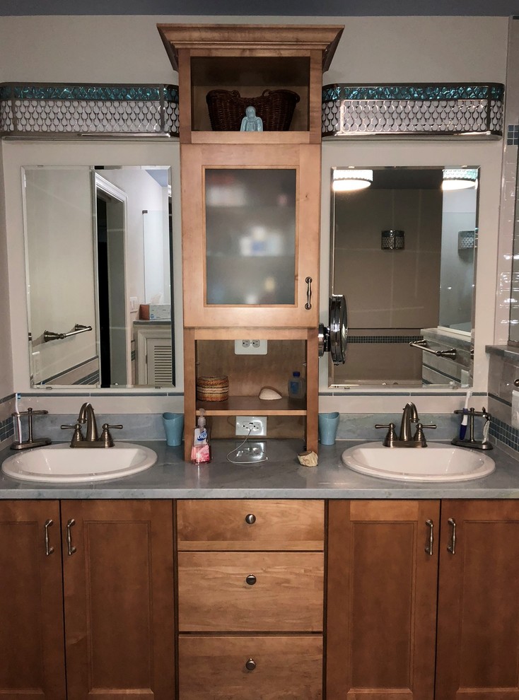Идея дизайна: большая главная ванная комната в классическом стиле с фасадами с утопленной филенкой, светлыми деревянными фасадами, разноцветной плиткой, керамогранитной плиткой, серыми стенами, полом из керамогранита, накладной раковиной, серым полом и бирюзовой столешницей