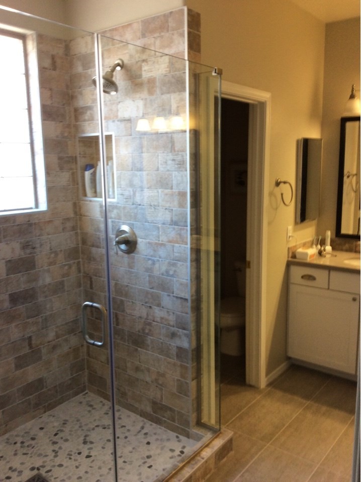 Idéer för att renovera ett stort industriellt en-suite badrum, med vita skåp, en dusch i en alkov, beige kakel, kakel i småsten, beige väggar, klinkergolv i porslin, ett undermonterad handfat och bänkskiva i kvarts