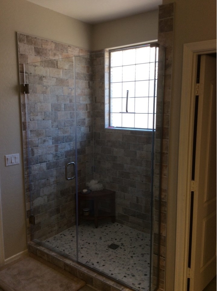 Exempel på ett stort industriellt en-suite badrum, med vita skåp, en dusch i en alkov, beige kakel, kakel i småsten, beige väggar, klinkergolv i porslin, ett undermonterad handfat och bänkskiva i kvarts