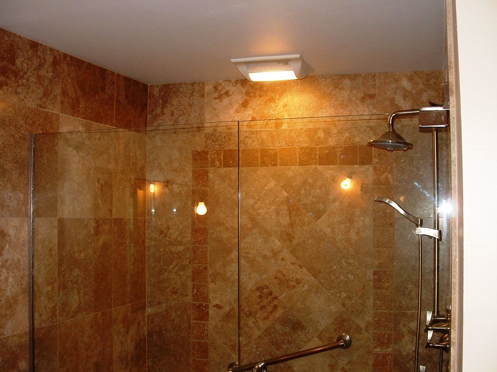 Modern inredning av ett mellanstort en-suite badrum, med beige väggar, en kantlös dusch, beige kakel, brun kakel och porslinskakel