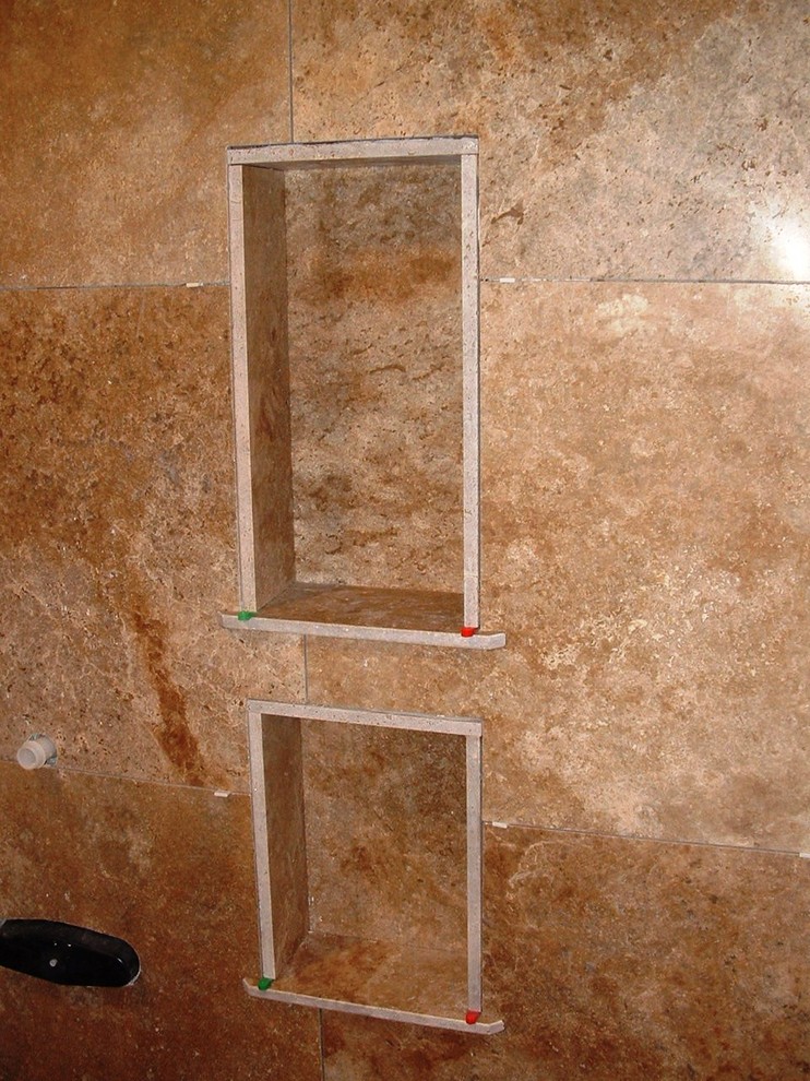 Foto di una stanza da bagno padronale minimal di medie dimensioni con doccia a filo pavimento, piastrelle beige, piastrelle marroni, piastrelle in gres porcellanato, pareti beige e WC monopezzo