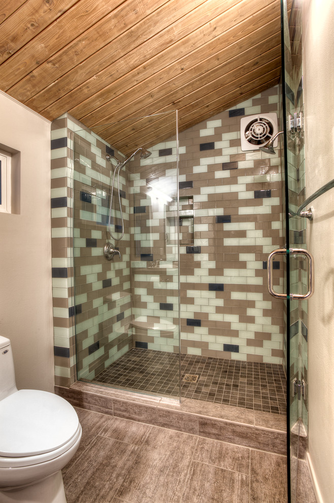 Idéer för att renovera ett mellanstort vintage en-suite badrum, med en dubbeldusch, beige väggar, klinkergolv i keramik, släta luckor, vita skåp, en toalettstol med hel cisternkåpa, brun kakel, keramikplattor och ett nedsänkt handfat
