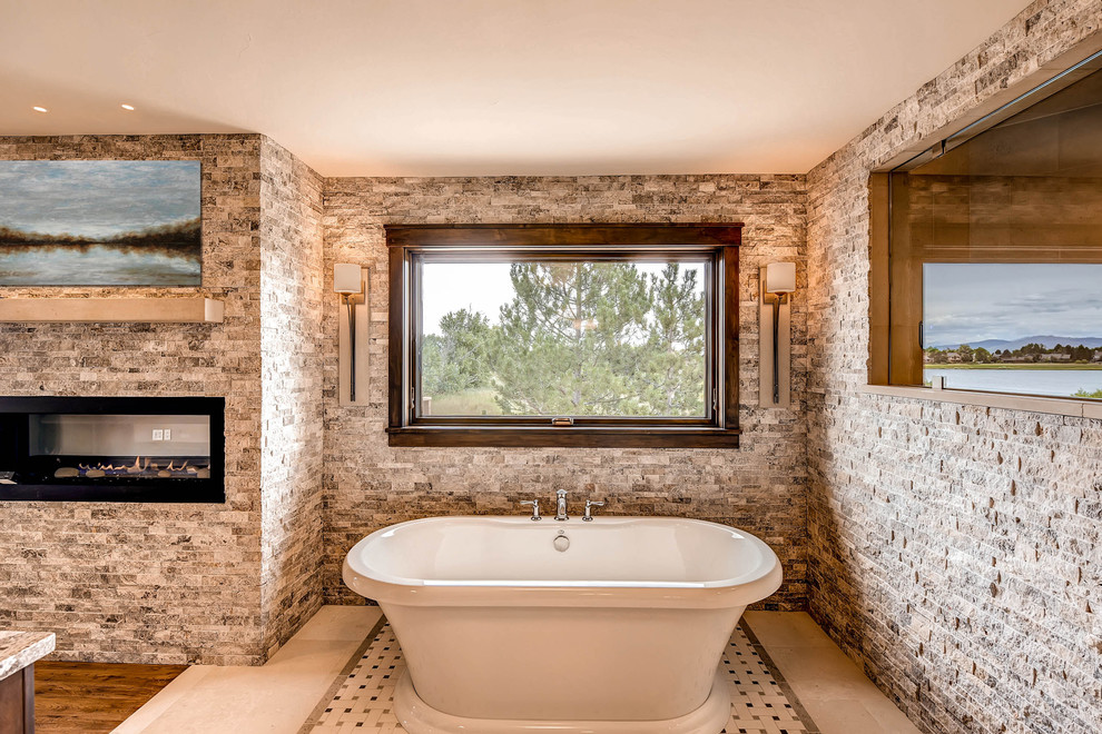 Свежая идея для дизайна: большая главная ванная комната в стиле неоклассика (современная классика) с отдельно стоящей ванной, душем в нише, бежевыми стенами и полом из керамической плитки - отличное фото интерьера