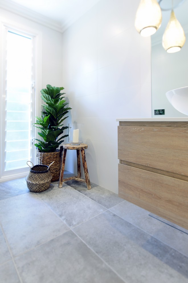 Immagine di una stanza da bagno padronale contemporanea di medie dimensioni con piastrelle bianche e top in superficie solida