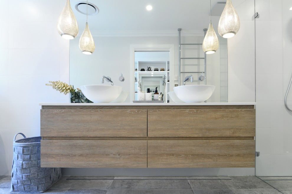 Aménagement d'une salle de bain principale contemporaine de taille moyenne avec un carrelage blanc et un plan de toilette en surface solide.