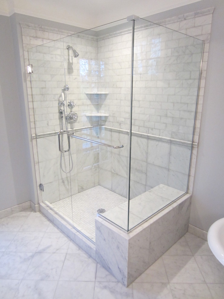 Modelo de cuarto de baño principal tradicional de tamaño medio con ducha empotrada, baldosas y/o azulejos blancos, paredes grises y suelo de mármol
