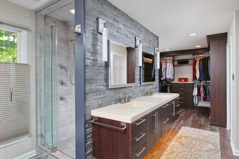Idee per una stanza da bagno design con lavabo integrato, ante lisce, ante in legno bruno, doccia alcova e piastrelle grigie