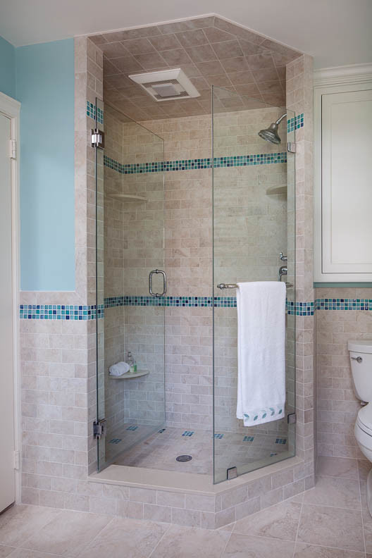 Пример оригинального дизайна: главная ванная комната в классическом стиле с врезной раковиной, фасадами с декоративным кантом, белыми фасадами, столешницей из гранита, отдельно стоящей ванной, угловым душем, раздельным унитазом, бежевой плиткой, керамогранитной плиткой, синими стенами и полом из керамической плитки