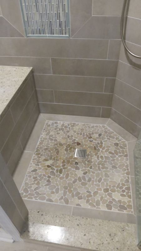 Пример оригинального дизайна: главная ванная комната в стиле неоклассика (современная классика) с фасадами островного типа, ванной на ножках, галечной плиткой и полом из галечной плитки