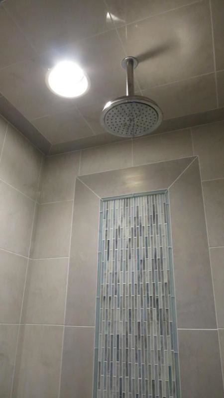 Стильный дизайн: главная ванная комната в стиле неоклассика (современная классика) с фасадами островного типа, ванной на ножках, разноцветной плиткой, стеклянной плиткой и полом из галечной плитки - последний тренд
