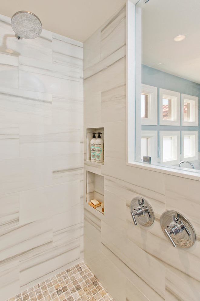 Источник вдохновения для домашнего уюта: большая главная ванная комната в классическом стиле с фасадами с утопленной филенкой, белыми фасадами, отдельно стоящей ванной, открытым душем, инсталляцией, желтой плиткой, керамогранитной плиткой, синими стенами, полом из керамогранита, врезной раковиной и столешницей из искусственного кварца