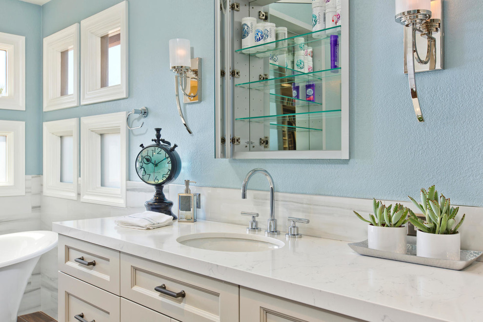 Пример оригинального дизайна: большая главная ванная комната в классическом стиле с фасадами с утопленной филенкой, белыми фасадами, отдельно стоящей ванной, открытым душем, инсталляцией, желтой плиткой, керамогранитной плиткой, синими стенами, полом из керамогранита, врезной раковиной и столешницей из искусственного кварца