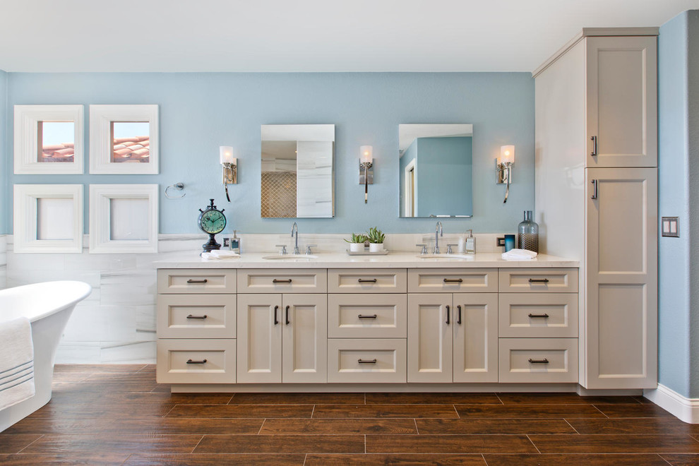 Exempel på ett stort klassiskt en-suite badrum, med luckor med infälld panel, vita skåp, ett fristående badkar, en öppen dusch, en vägghängd toalettstol, gul kakel, porslinskakel, blå väggar, klinkergolv i porslin, ett undermonterad handfat och bänkskiva i kvarts