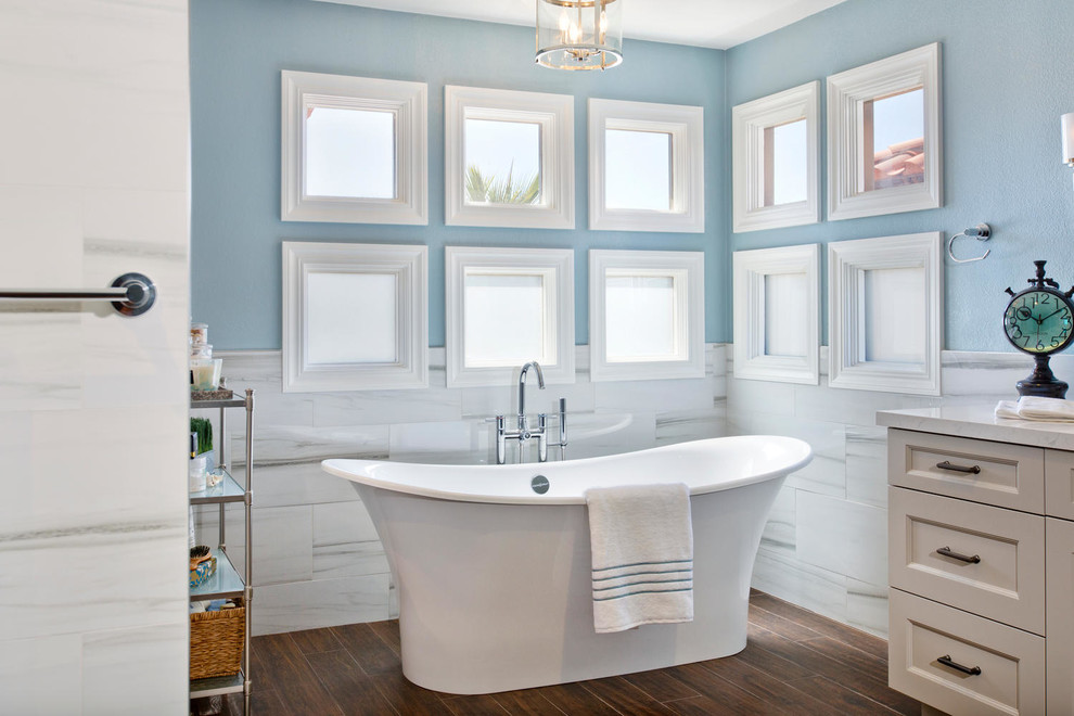 Свежая идея для дизайна: большая главная ванная комната в классическом стиле с фасадами с утопленной филенкой, белыми фасадами, отдельно стоящей ванной, открытым душем, инсталляцией, желтой плиткой, керамогранитной плиткой, синими стенами, полом из керамогранита, врезной раковиной и столешницей из искусственного кварца - отличное фото интерьера