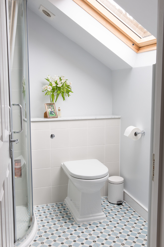 Foto de cuarto de baño principal actual pequeño con ducha esquinera, sanitario de una pieza, baldosas y/o azulejos beige, paredes beige y suelo de baldosas de cerámica