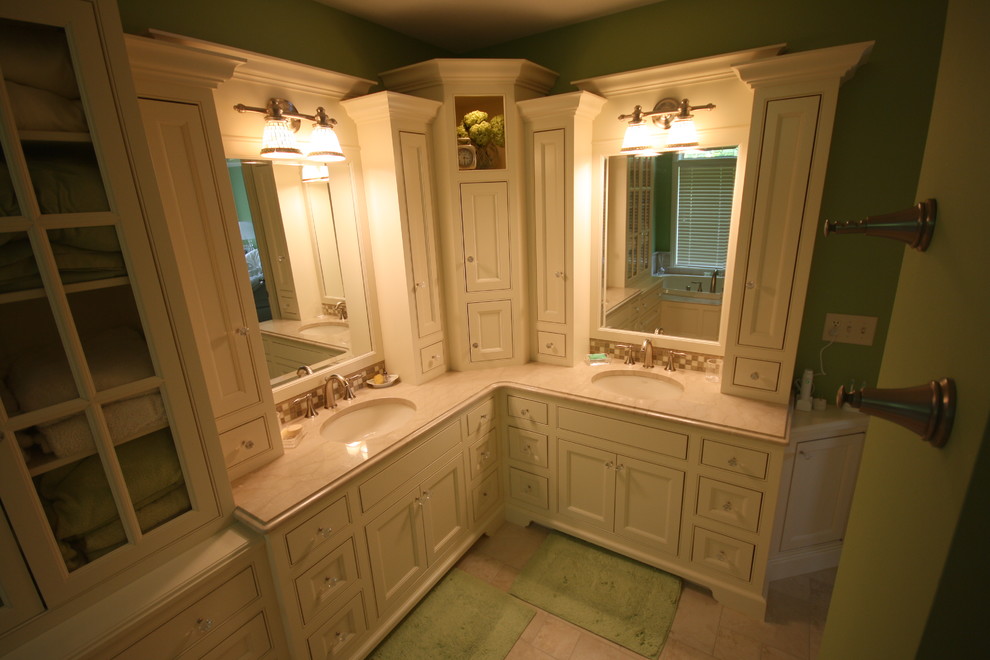 Réalisation d'une salle de bain principale tradition de taille moyenne avec un placard à porte affleurante, des portes de placard blanches, une baignoire en alcôve, un carrelage beige, un carrelage en pâte de verre, un mur vert, un sol en carrelage de céramique, un lavabo encastré, un plan de toilette en marbre et un sol beige.