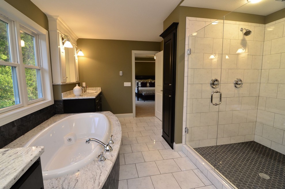 Imagen de cuarto de baño clásico con bañera encastrada, ducha empotrada y baldosas y/o azulejos blancos