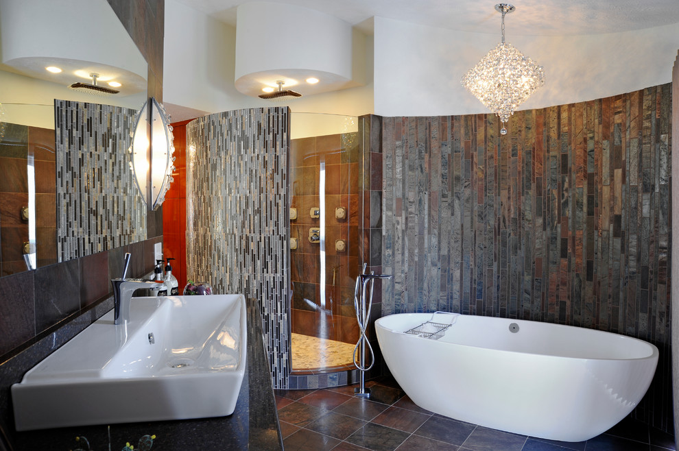 Idéer för att renovera ett stort funkis en-suite badrum, med ett fristående badkar, släta luckor, skåp i mörkt trä, en dusch i en alkov, svart kakel, brun kakel, stenkakel, vita väggar, skiffergolv, ett fristående handfat, granitbänkskiva, brunt golv och dusch med gångjärnsdörr