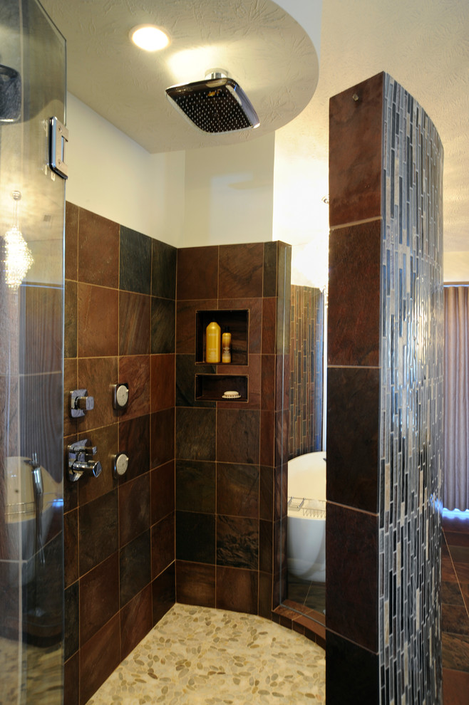 Идея дизайна: большая главная ванная комната в современном стиле с отдельно стоящей ванной, открытым душем, коричневой плиткой, плоскими фасадами, темными деревянными фасадами, белыми стенами, полом из сланца, настольной раковиной, столешницей из гранита и плиткой из сланца
