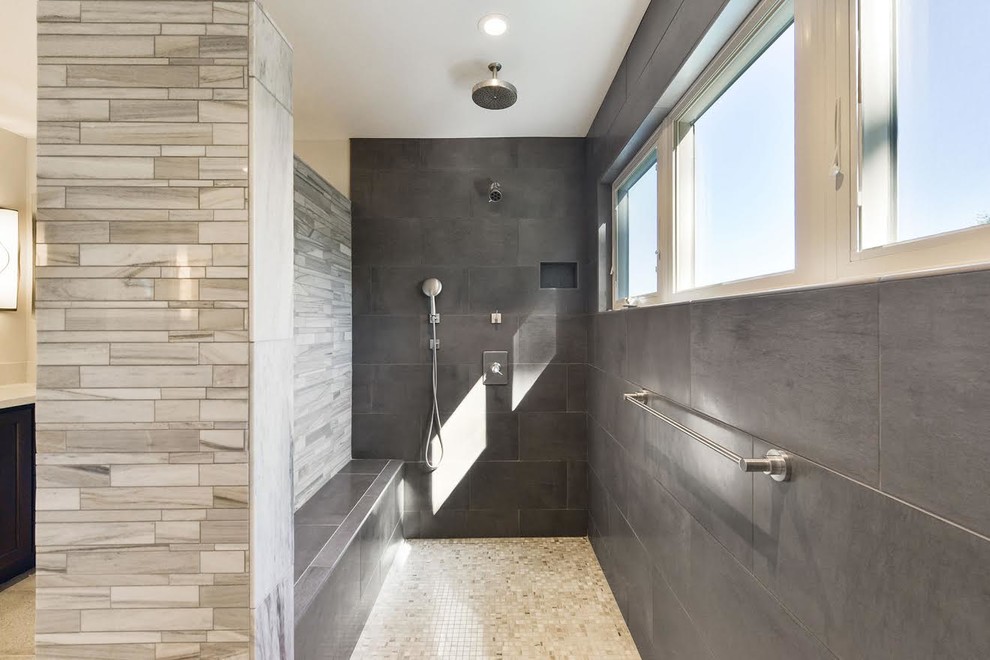 Idee per una grande stanza da bagno padronale design con doccia ad angolo, piastrelle grigie, piastrelle in gres porcellanato, pareti grigie, pavimento con piastrelle a mosaico, pavimento beige e doccia aperta
