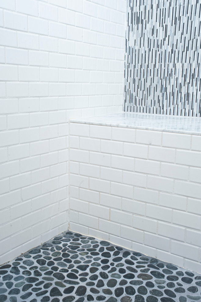 Стильный дизайн: главная ванная комната среднего размера в стиле кантри с душем в нише и серой плиткой - последний тренд