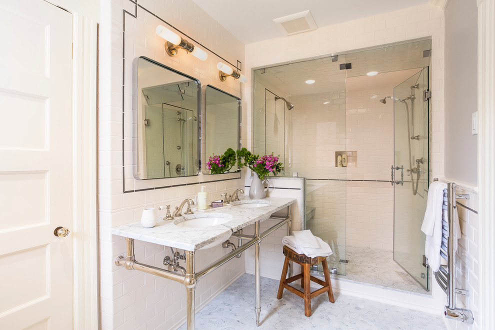 Inspiration pour une grande salle de bain principale traditionnelle avec une douche double, un carrelage noir et blanc, des carreaux de céramique, un mur gris, un sol en marbre, un plan vasque et un plan de toilette en marbre.