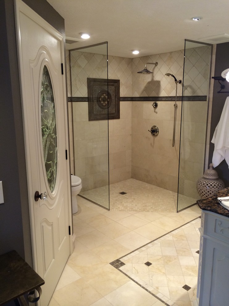 Foto på ett stort vintage en-suite badrum, med en hörndusch, beige kakel, porslinskakel, beige väggar, klinkergolv i porslin, granitbänkskiva och beiget golv