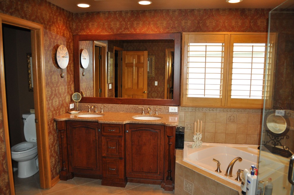 Пример оригинального дизайна: большая главная ванная комната в классическом стиле с фасадами с выступающей филенкой, темными деревянными фасадами, накладной ванной, душем в нише, раздельным унитазом, бежевой плиткой, керамической плиткой, бежевыми стенами, полом из керамической плитки, врезной раковиной, столешницей из гранита, бежевым полом и душем с распашными дверями