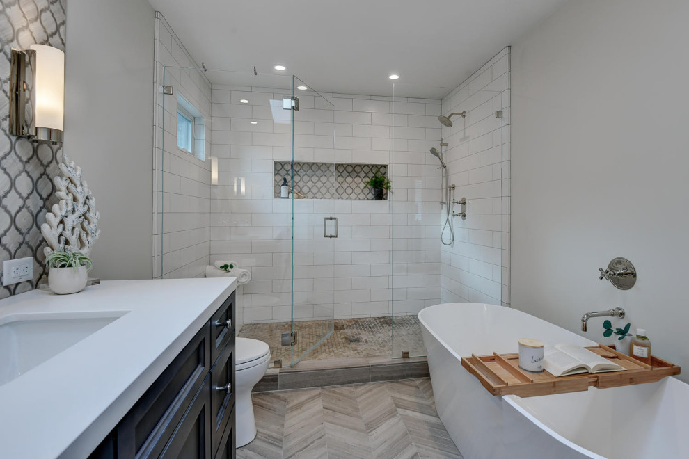 Idées déco pour une grande salle de bain principale et blanche et bois contemporaine avec un placard avec porte à panneau surélevé, des portes de placard marrons, WC à poser, un carrelage blanc, mosaïque, un mur blanc, carreaux de ciment au sol, un lavabo encastré, un plan de toilette en quartz, un sol gris, une cabine de douche à porte battante, un plan de toilette blanc, une baignoire indépendante, une douche à l'italienne, meuble double vasque et meuble-lavabo encastré.