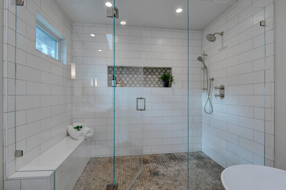 Idéer för att renovera ett stort funkis vit vitt en-suite badrum, med luckor med upphöjd panel, bruna skåp, en toalettstol med hel cisternkåpa, vit kakel, mosaik, vita väggar, cementgolv, ett undermonterad handfat, bänkskiva i kvartsit, grått golv, dusch med gångjärnsdörr, ett fristående badkar och en kantlös dusch