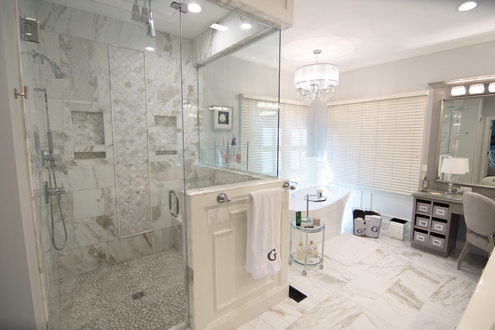 Идея дизайна: большая главная ванная комната в классическом стиле с фасадами с выступающей филенкой, серыми фасадами, отдельно стоящей ванной, угловым душем, раздельным унитазом, белой плиткой, мраморной плиткой, серыми стенами, мраморным полом, врезной раковиной, столешницей из кварцита, белым полом и душем с распашными дверями