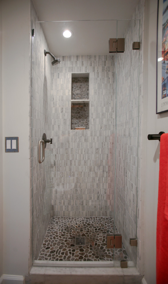 Inredning av ett eklektiskt litet en-suite badrum, med skåp i shakerstil, svarta skåp, en dusch i en alkov, en toalettstol med hel cisternkåpa, stickkakel, vita väggar, ett undermonterad handfat, marmorbänkskiva, vit kakel och mörkt trägolv