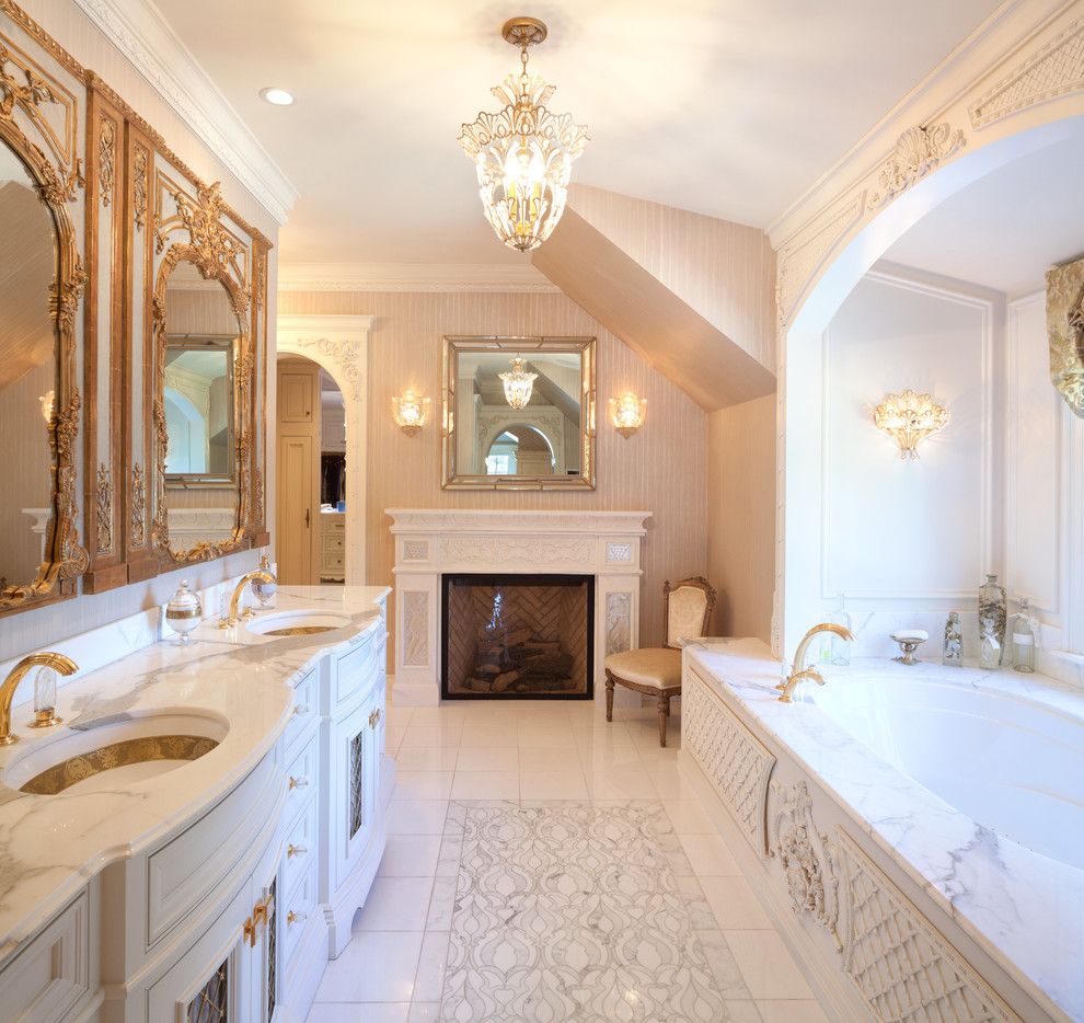 Ejemplo de cuarto de baño principal tradicional con bañera encastrada sin remate, paredes beige, lavabo bajoencimera y armarios con rebordes decorativos