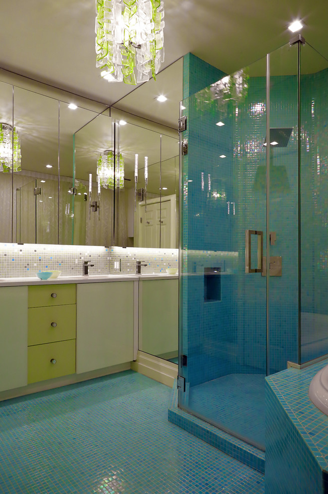 Großes Modernes Badezimmer En Suite mit Glasfronten, weißen Schränken, Quarzwerkstein-Waschtisch, Einbaubadewanne, Duschbadewanne, blauen Fliesen und Glasfliesen in New York